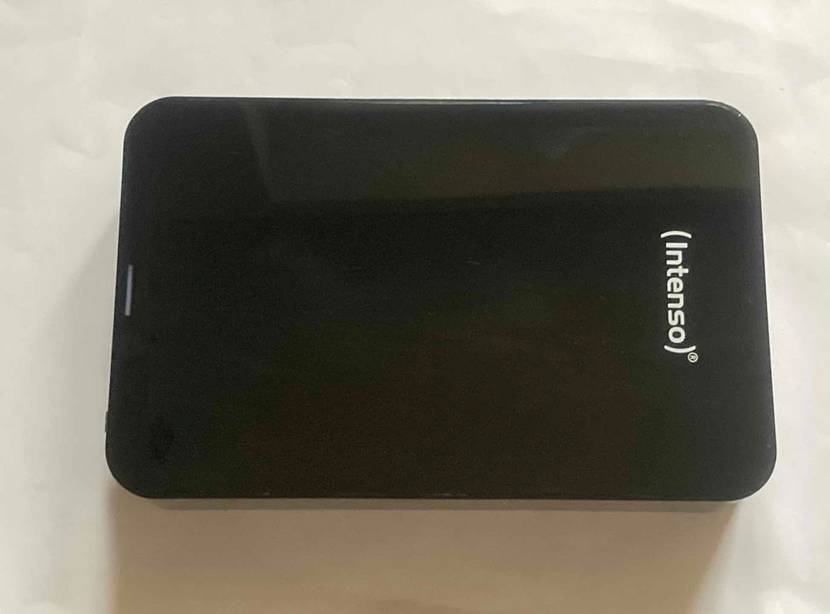 Gesamtansicht einer schwarzen 8-TB-Festplatte im Test: Modell Intenso der Marke Memory Center befindet sich auf einem hellen Untergrund.