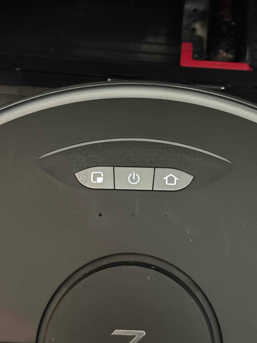 Getestet: Nahaufnahme der Bedienelemente auf der Oberseite eines iRobot-Staubsauger-Roboter.