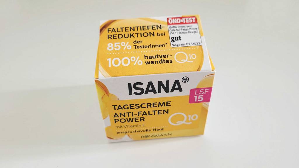 Verpackung Isana Q10 Anti-Falten Tagescreme LSF15 auf einem weißen Tisch