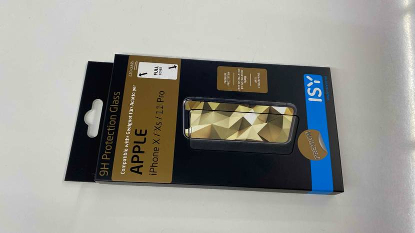 Eine Verpackung mit einer iPhone-X-Panzerfolie im Test liegt auf einer hellen Oberfläche.