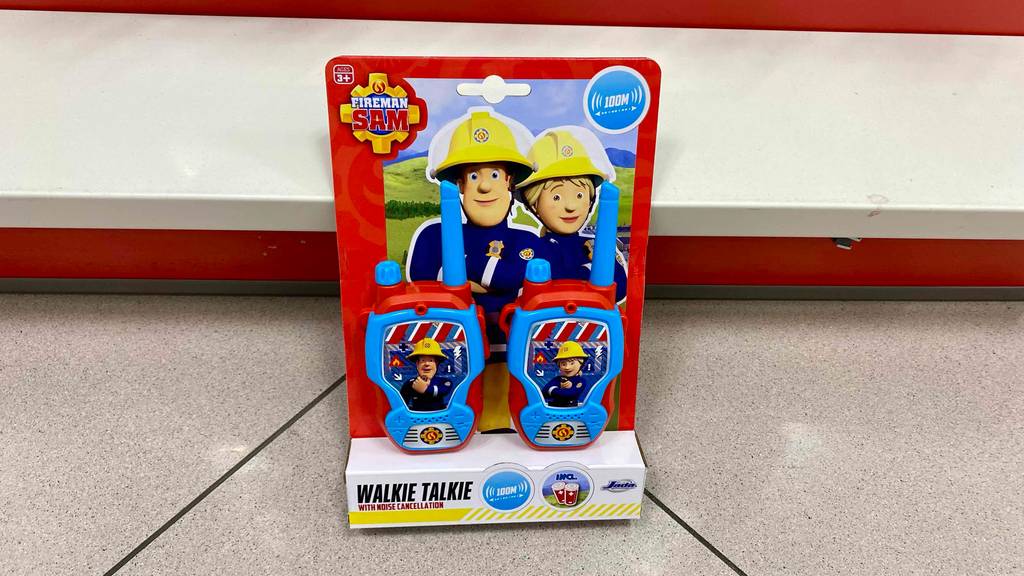 Walkie-Talkie für Kinder im Test: Eine Verpackung mit zwei Walkie-Talkies im Feuerwehrmann-Design steht vor einem Verkaufsregal.