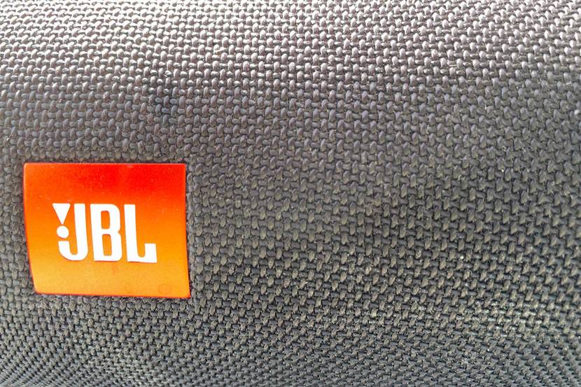jbl-bluetooth-lautsprecher-gewebe