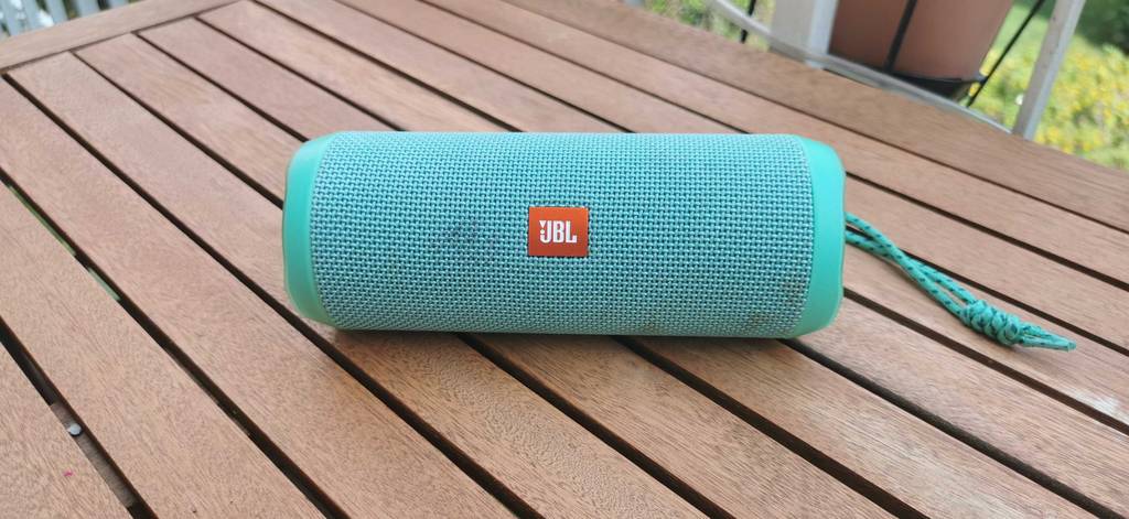 JBL Flip liegend auf Holz-Oberfläche