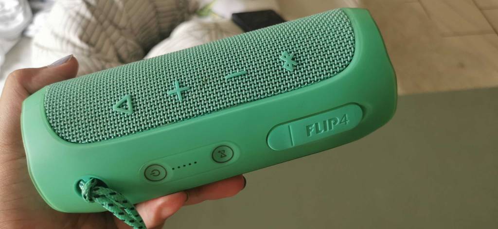 JBL Flip von der Seite mit Einstellungen