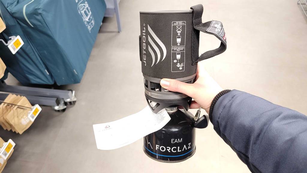 Im Test: Eine Hand hält einen Gaskocher.