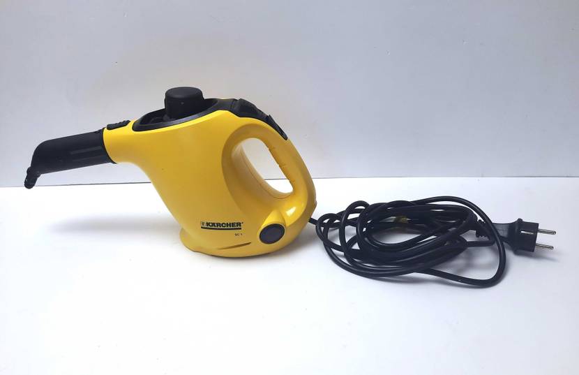 Im Test: Ein Kärcher-Dampfreiniger von der Seite mit Kabel auf einer hellen Fläche.
