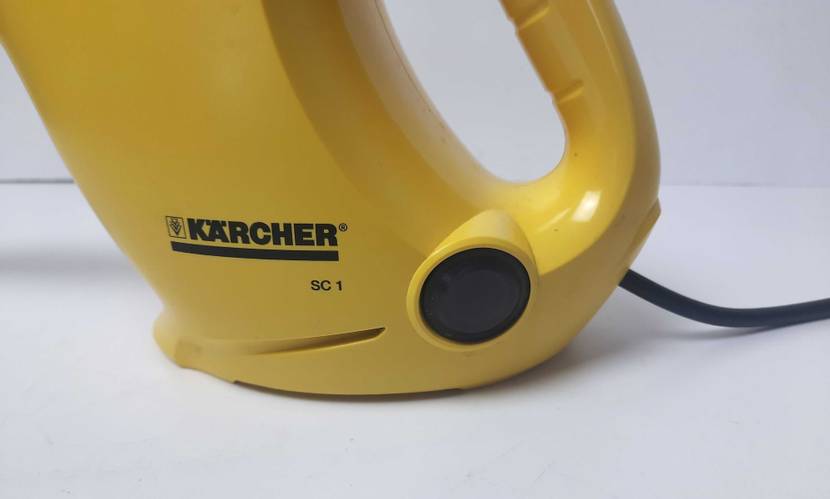 Kärcher-Dampfreiniger getestet: Nahaufnahme des Logos und des Stromanschlusses.