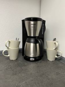 Bis zu 10 Tassen Kaffee können Sie mit diesem Modell aufbereiten: Kaffeemaschine inklusive Thermoskanne HD 7546/20 der Marke Philips.