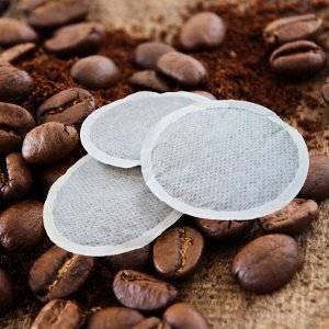 kaffeepads mit kaffeebohnen