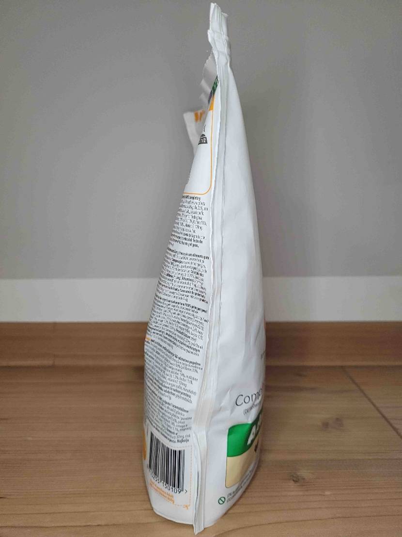 Seitenansicht einer Packung mit Katzen-Trockenfutter