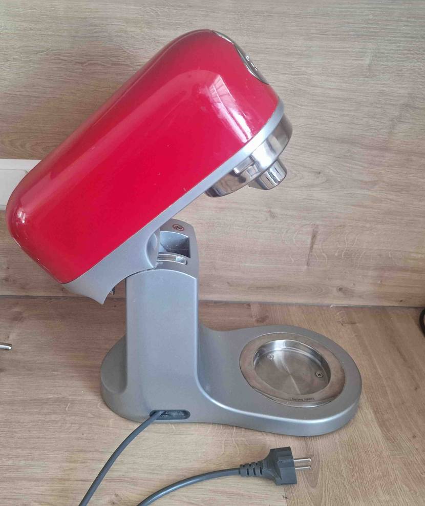 Seitenansicht einer getesteten Kenwood-Küchenmaschine mit einem roten, beweglichen Rührarm.