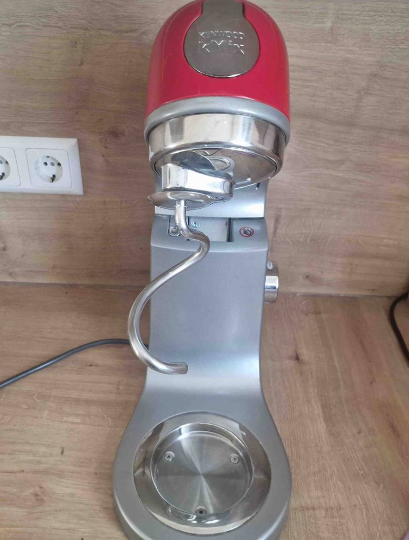 Kenwood-Küchenmaschine-Test: Aufnahme des Gerätes inklusive Knethaken aus Metall.