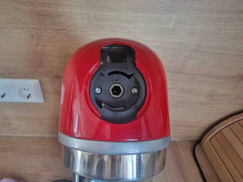 Kenwood-Küchenmaschine im Test: Detailaufnahme des roten Gehäuses.