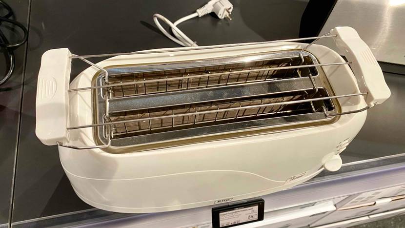Im Test: Ein Langschlitztoaster von oben auf einer dunkle Fläche.