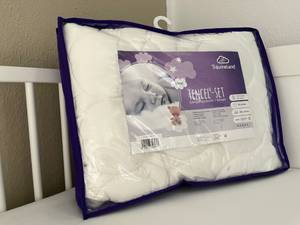 Die hygienisch verpackte Kinderbettdecke von Träumeland ist inklusive Kissen erhältlich.