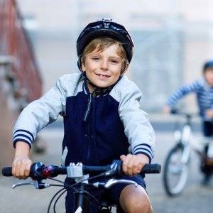 junge mit kinderfahrrad