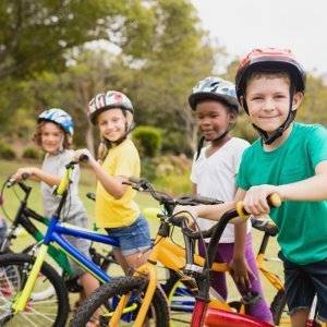 kinder mit kinderfahrraedern