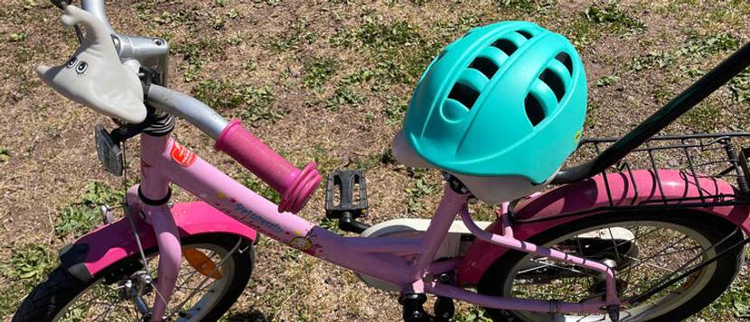 Kinderfahrrad und Helm