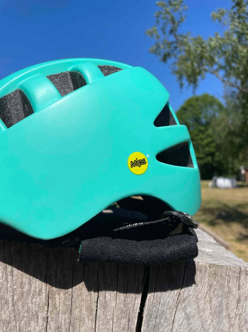 Kinderfahrradhelm von der Seite.