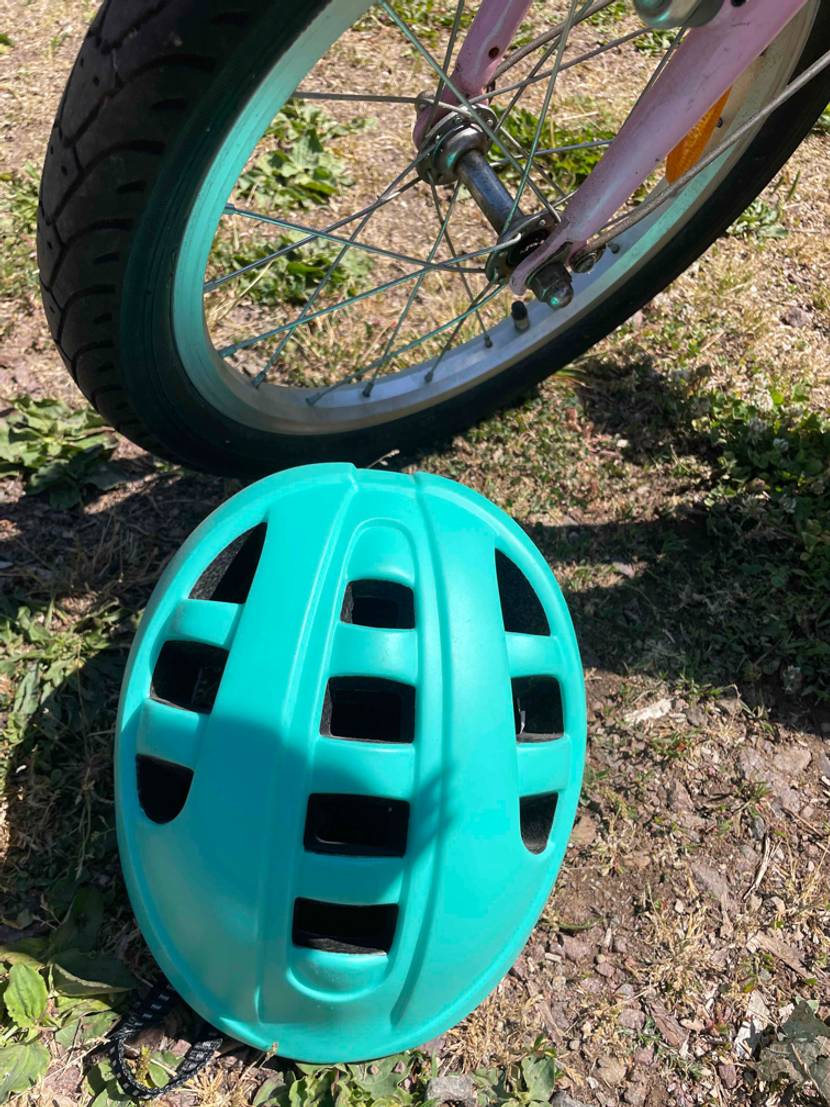 Kinderfahrradhelm vor einem Vorderrad