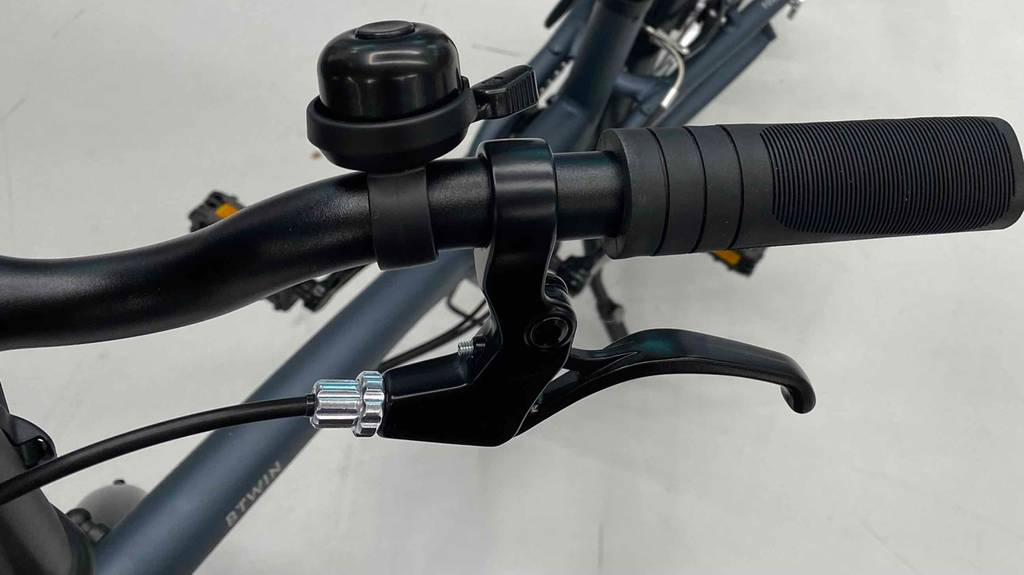 Klingel und Bremse von einem Klapprad.