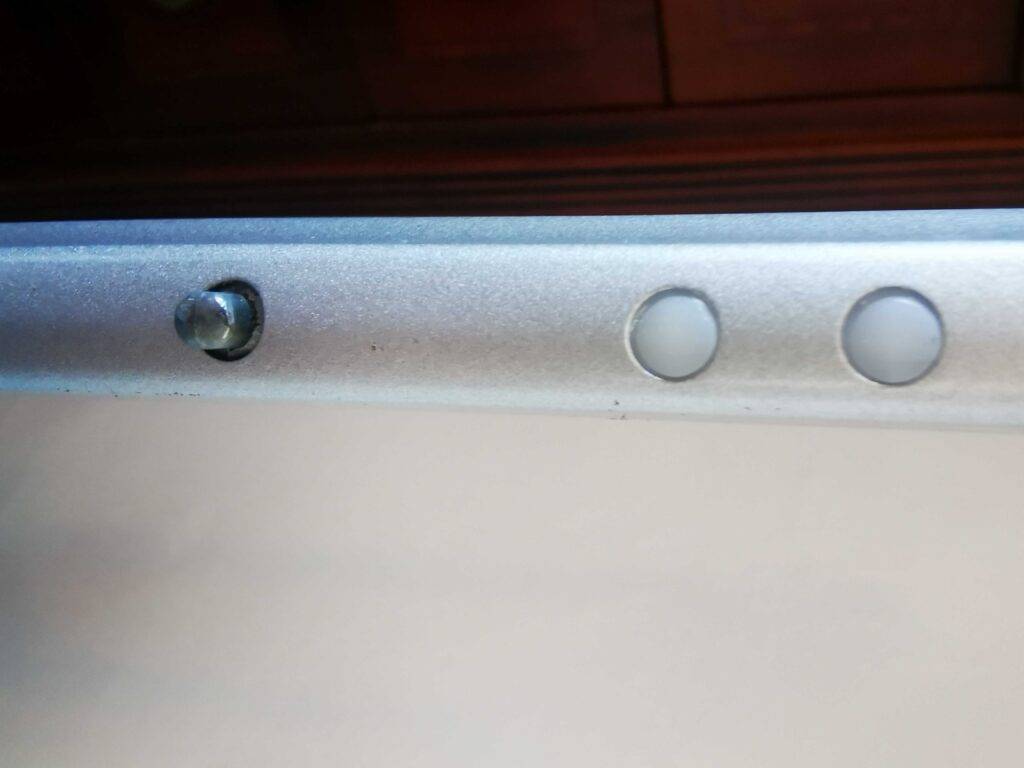 Koffer-Test: Detailansicht des Schlossmechanismus auf dem hellen Innenrand.