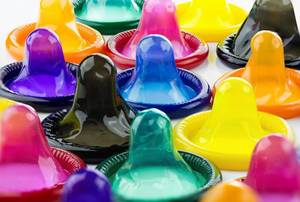 viele bunte kondome im mix