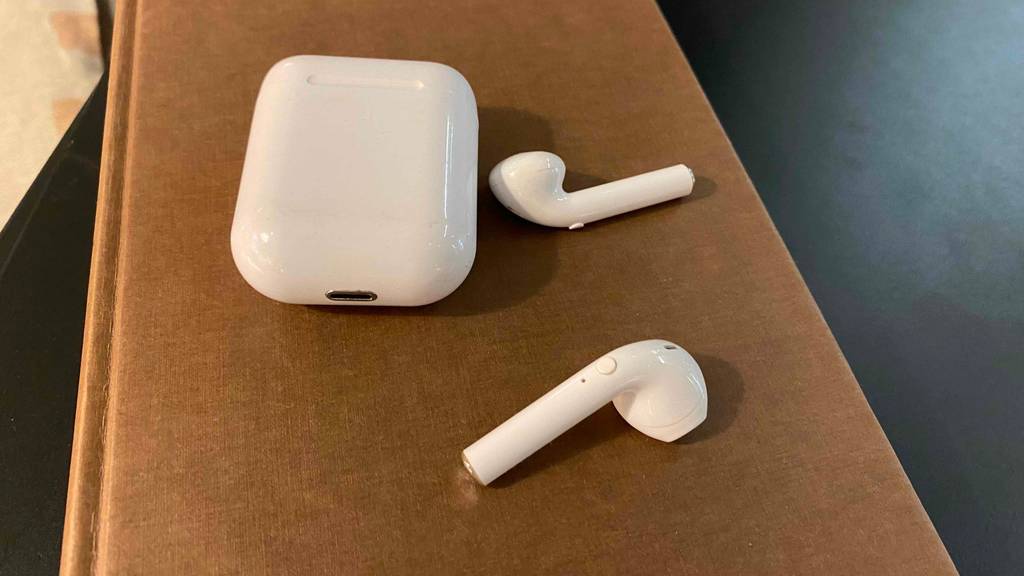 In ear kopfhörer mit Case auf buch