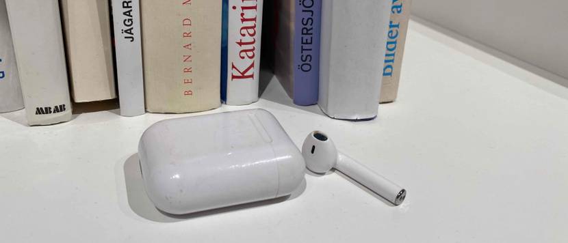 Kopfhörer vor Büchern