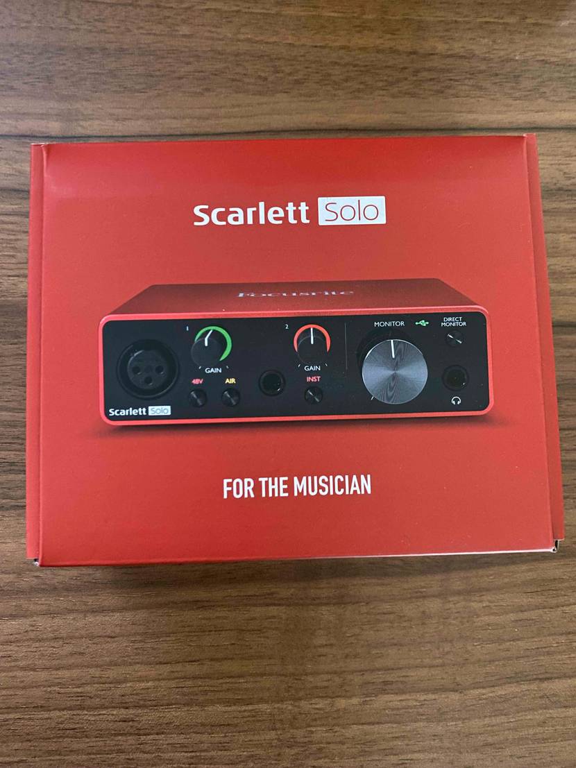 Verpackung von einem getesteten Kopfhörerverstärker der Marke Focusrite befindet sich auf einem Tisch.