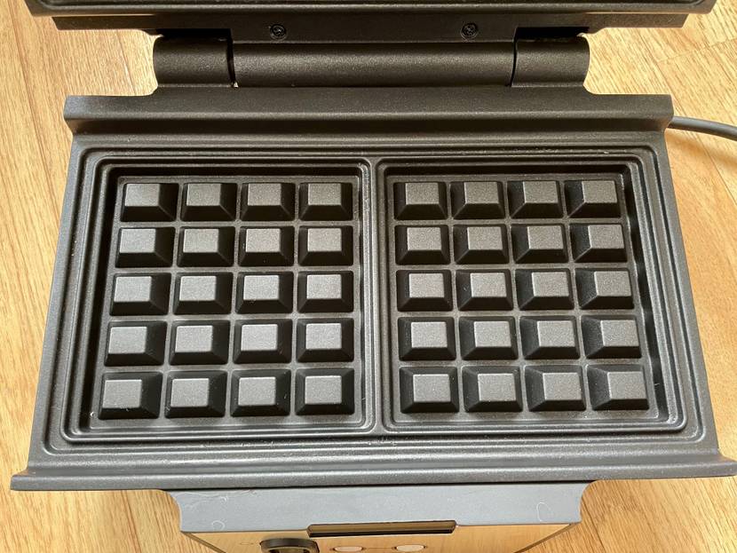 Offenes Waffeleisen in eckiger Form für belgische Waffeln.