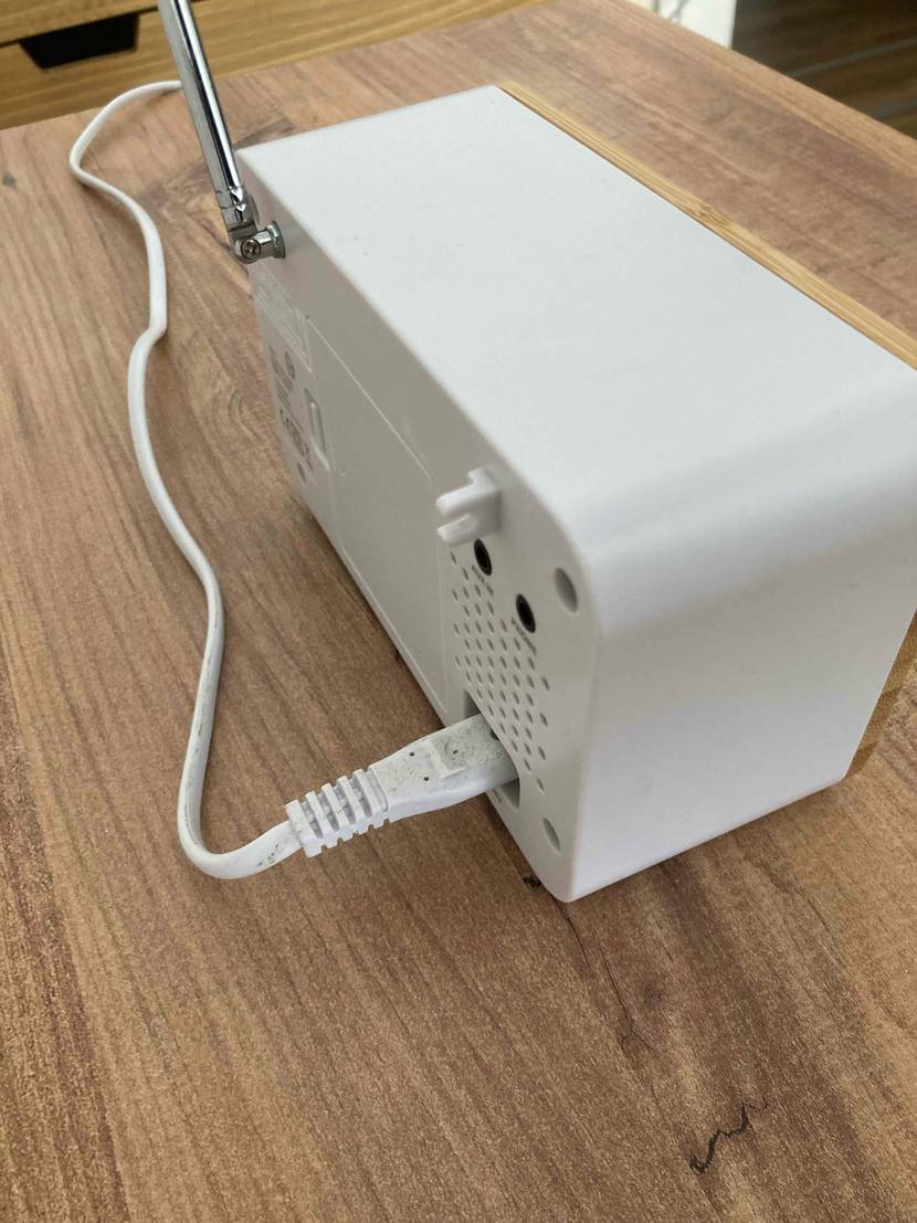 Küchenradio getestet: Rückseite mit Strom.- und Antennenanschluss.