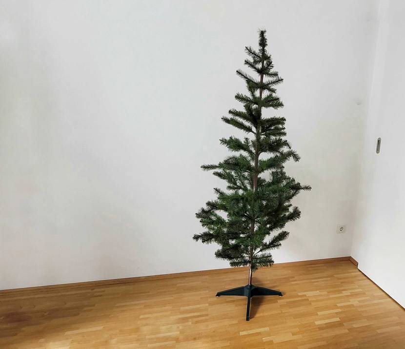 Künstlicher-Weihnachtsbaum getestet: Aufgesteller Baum vor hellem Hintergrund