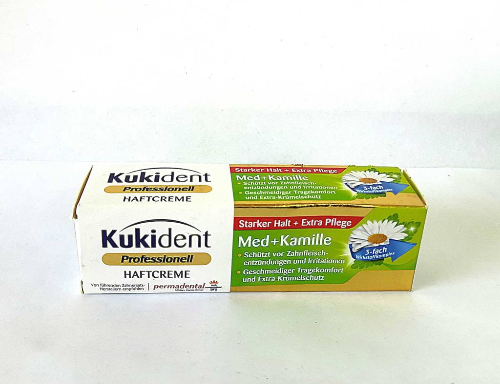 Haftcremes im Test: Eine Packung Kukident Professionell Haftcreme liegt auf einer weißen Oberfläche.