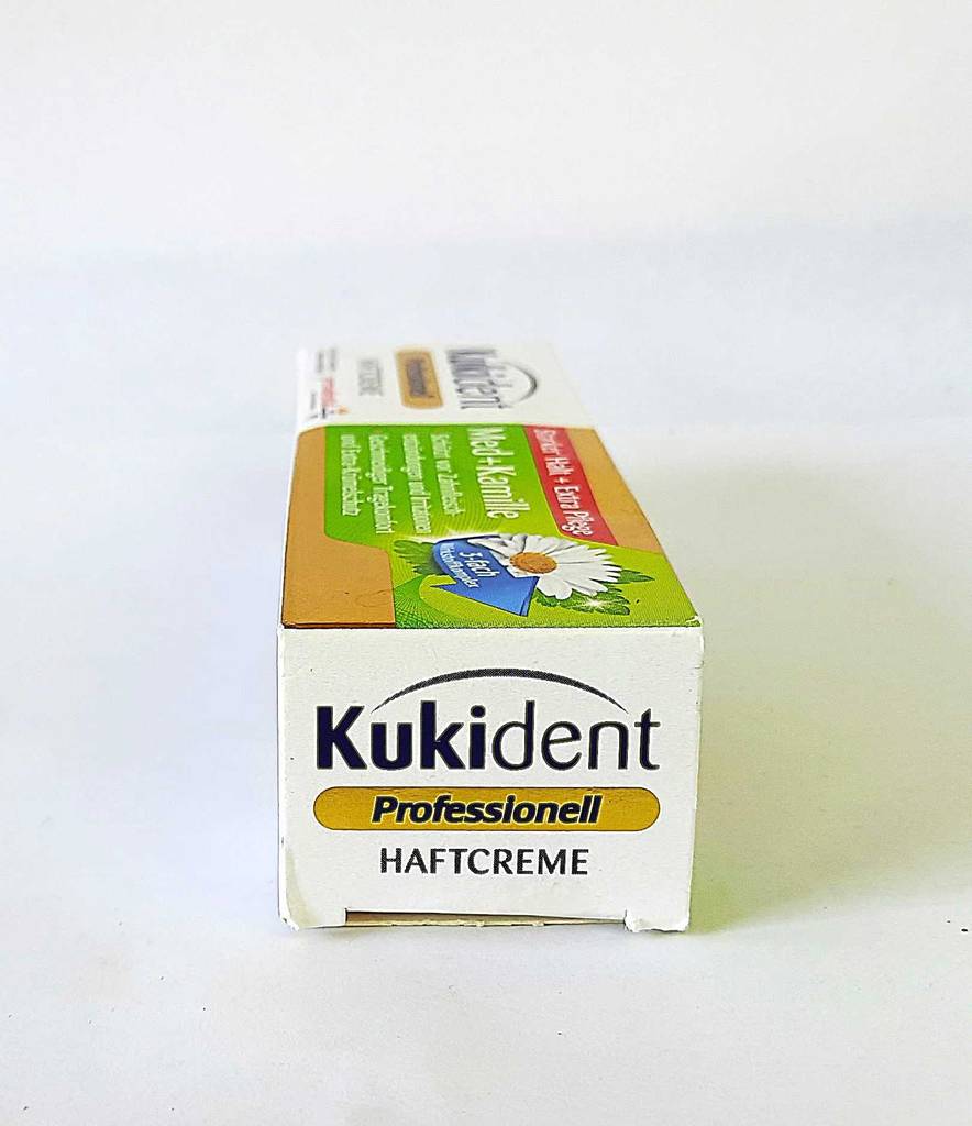 Haftcreme-Test: Eine Packung Kukident Professionell Haftcreme befindet sich auf einer weißen Oberfläche.