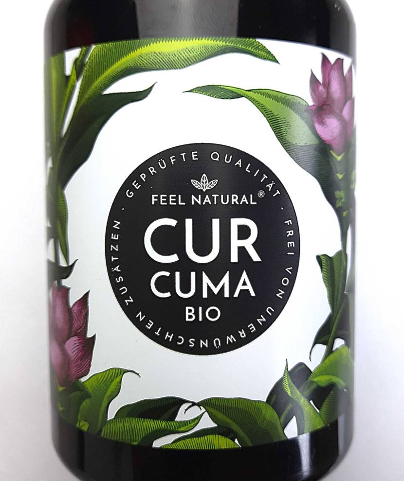 Kurkuma-Kapseln im Test: Nahaufnahme des Labels auf der Verpackung mit Logo und Artikelbezeichnung.