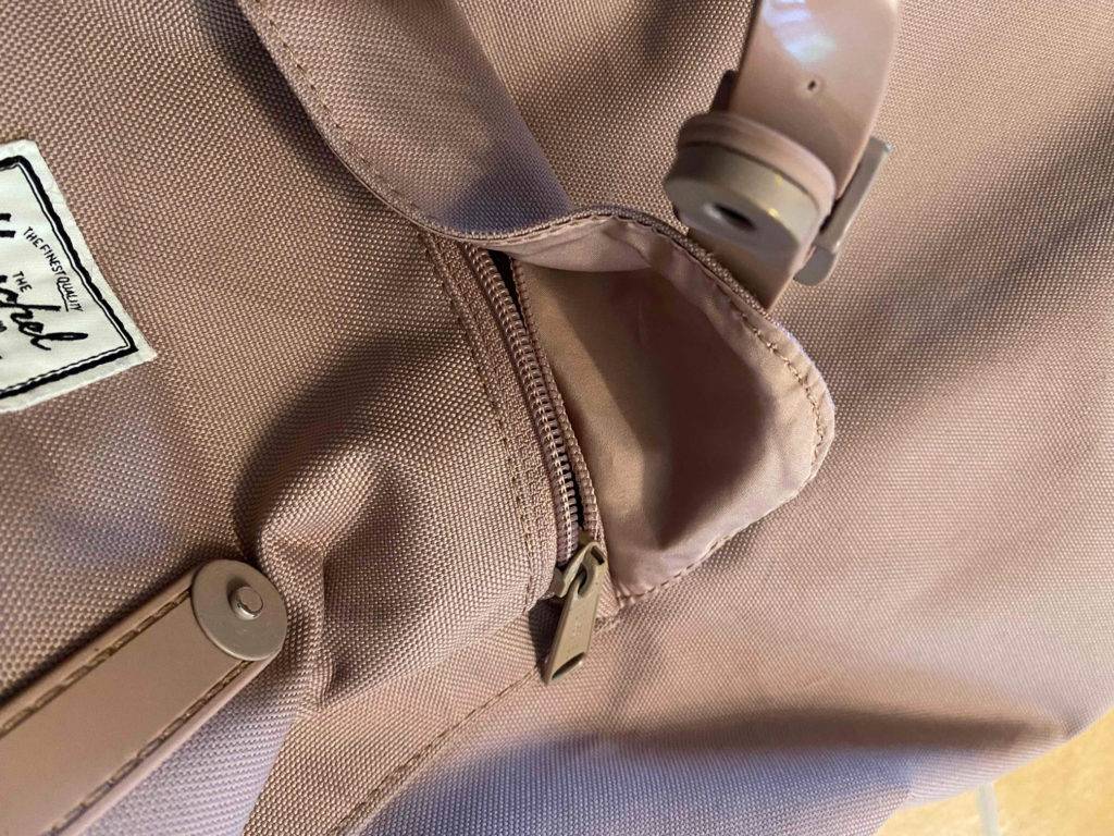 laptop-rucksack in hellem braun mit Reißverschluss