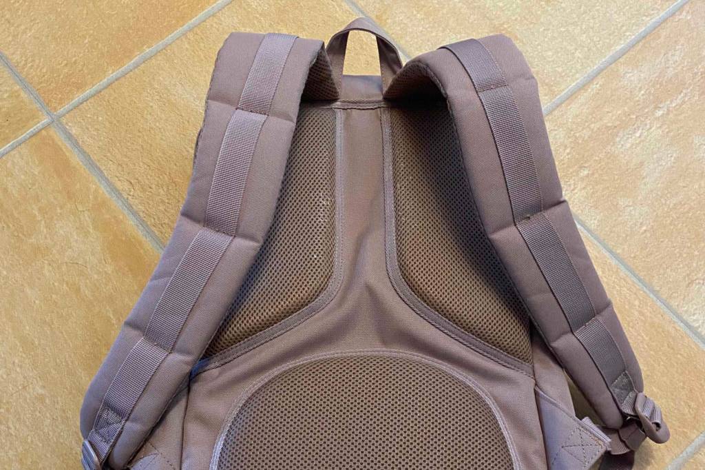 rueckseite von laptop-rucksack mit schultergurten