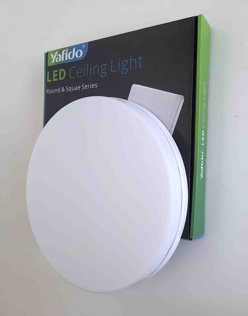 LED-Deckenleuchte getestet: Eine Leuchte liegt auf ihrer Originalverpackung.