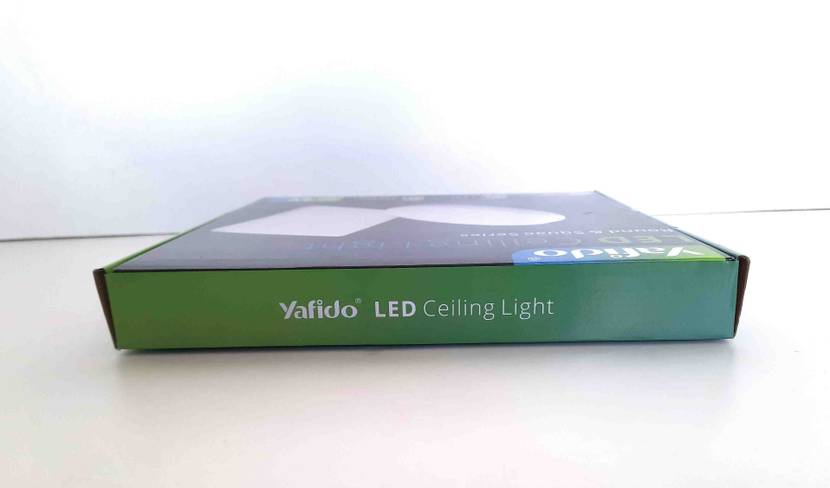 Nahaufnahme der Seite einer Originalverpackung der getesteten LED-Deckenleuchte.