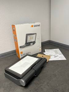 Auf dem Bild: XLED ONE S von Steinel. Der LED-Strahler mit Bewegungsmelder lässt sich richtungsweisend aufklappen.