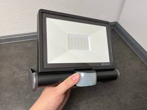 Der wasserfeste LED-Strahler von Steinel ist für den Einsatz im Innen- und Außenbereich geeignet.