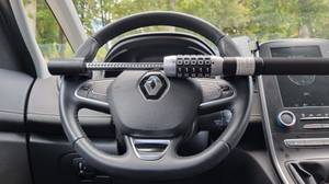 Lenkradkralle ist befestigt an einem Autolenkrad.