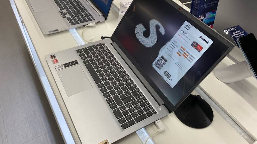 Laptop bis 500 Euro im Test: Lenovo-Laptop Ip1-15amn7-r3-7320u befindet sich auf einem Tisch.