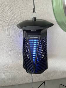Leuchtender Insektenvernichter UV