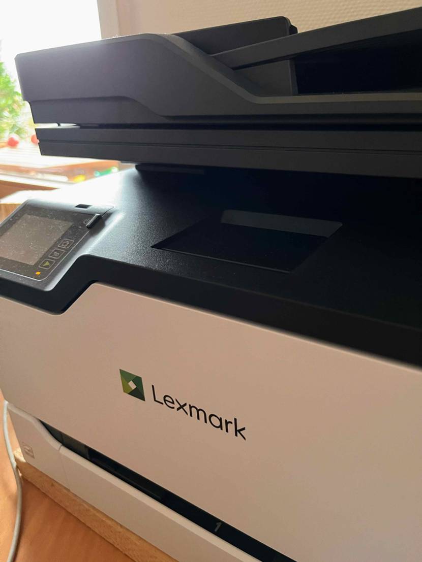 Lexmark-Drucker im Test: ein Gerät mit Bediendisplay von der Seite betrachtet.