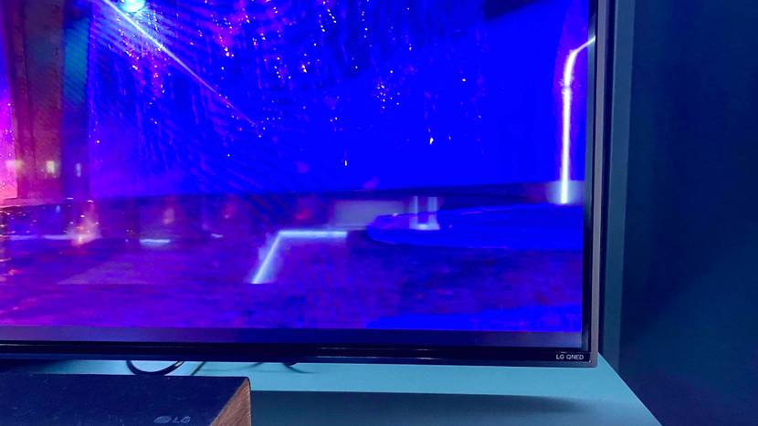 55-Zoll-Fernseher getestet: Nahaufnahme der unteren rechten Ecke mit Aufdruck.