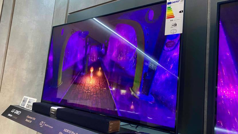 Ein getesteter 55-Zoll-Fernseher leicht seitlich in einer Ausstellung.