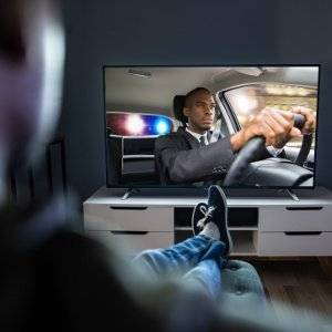 mann schaut fernsehen