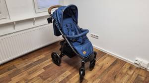 Buggy steht in einem Raum